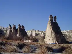 Capadocia, Turquía.Las ignimbritas claras aparecen bajo la protección del basalto.