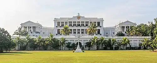 El palacio Falaknuma en Hyderabad, construido entre 1884 y 1893 en estilo palladiano, fue una residencia del Nizam de Hyderabad.