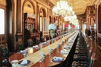 Lujoso comedor en el palacio de Falaknuma en India