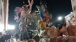 Falla el Mercat 2025 por detras, durante la plantà.