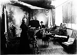 Frederikke Federspiel con un cliente en su estudio de Aalborg (1910)