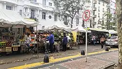 Feria itinerante en el barrio de Almagro, Buenos Aires.