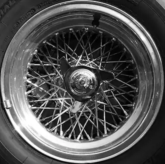 Rueda de radios de alambre con cierre de orejetas de un Ferrari del fabricante italiano Ruote Borrani, de Milán