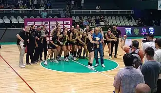El plantel de El Talar recibiendo el trofeo por el campeonato.