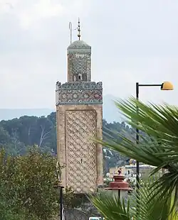 El minarete de la Gran Mezquita de Fes el-Jdid, que se remonta a la fundación original meriní de Fes el-Jdid (1276 d. C.) y estaba conectado con Dar al-Makhzen.