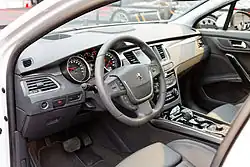 Peugeot 508 interior, nótese el diseño exageradamente retro del instrumental y volante tan deliciosamente alejado de las sobrecargas de esta época