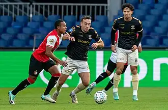 Igor Paixao in progressione palla al piede, nella sfida di Eredivisie contro il Go Ahead Eagles.