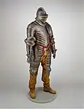 Esta armadura de coracero de ca.1544 pertenece a Enrique VIII e incluye botas Cavalier de tacón bajo