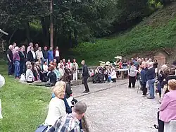 Hay actuaciones populares, cantares y se baila la Danza Prima.