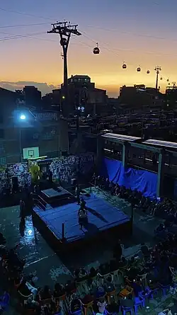 Vista aérea del ring durante una lucha.