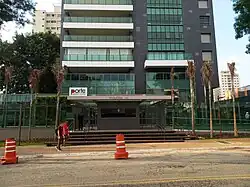 Entrada y zona de conserjería
