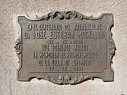 Placa conmemorativa instalada en el Cementerio El Salvador para recordar al difunto José Mocellini, primer galeno de Chamical.