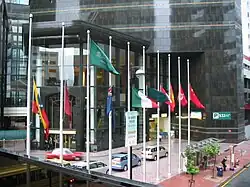 Banderas a media asta al pie de Central Plaza