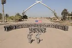 Soldados de la 82.ª División Aerotransportada recitan el juramento de alistamiento en la Zona Verde el 23 de abril de 2009