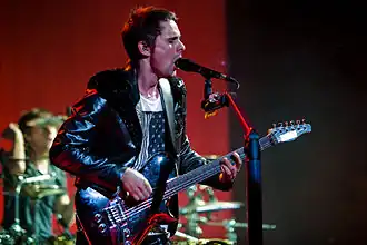 Matt Bellamy tocando con Muse en 2009, durante el The Resistance tour.