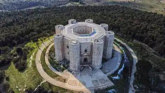Castel del Monte en Andria, en Puglia (1240-1250) (&nbsp;Patrimonio de la Humanidad (con el nombre de «Castel del Monte», n.º ref. 398) (1996))