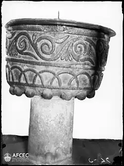 Pila bautismal fotografiada en 1907.