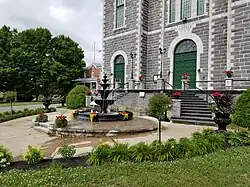 Fuente erigida en 2017 en frente de la iglesia.