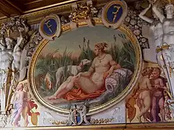 La pintura actualmente exhibida en la Galería Franciso I del Palacio de Fontainebleau, realizada en 1860-1861 por Jean Alaux reproduciendo la obra de Rosso Fiorentino.