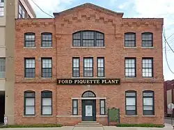 Piquette La avenida que mira este de Woodward. Fisher Planta de cuerpo 23 y el Ford Piquette planta de Avenida es en el izquierdo; Fisher Planta de Cuerpo 21 es en el correcto.