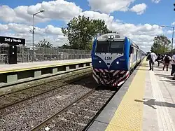Formación deteniéndose en la estación ya elevada