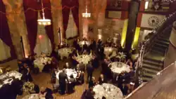 Una recepción de boda de etiqueta celebrada en la Society Room en Hartford, Connecticut.