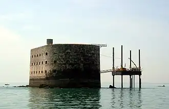 El fuerte Boyard visto desde el norte con marea baja.