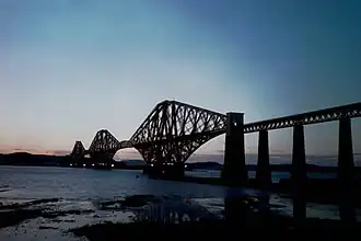 El Forth Bridge, un puente de celosía en voladizo.