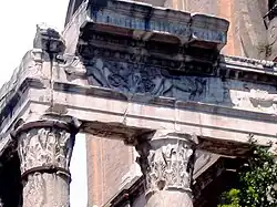 Detalle del entablamento con los diferentes motivos.