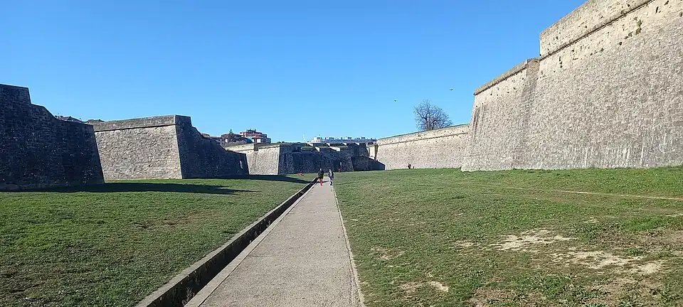 Foso, en primer plano, a la derecha el Baluarte Real; a la izquierda contraguardia y media luna de Santa Clara