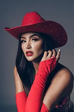 Dayanara con traje rojo, regional - popular