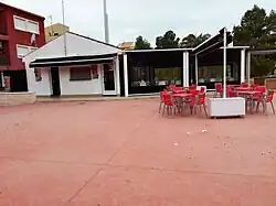Bar-Chiringuito situado al otro extremo de la plaza en la que se encuentra el escenario