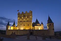 Torre de Juan&nbsp;II vista desde la plaza de la Reina Victoria Eugenia que da acceso al edificio.