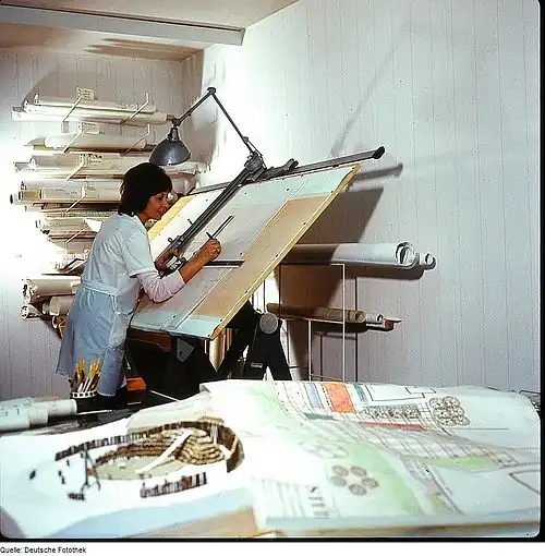 Tablero de dibujo con tecnígrafo, mostrando los utensilios habituales del dibujo técnico, en una imagen habitual en el departamento de delineación de cualquier oficina técnica hasta la década de 1980.