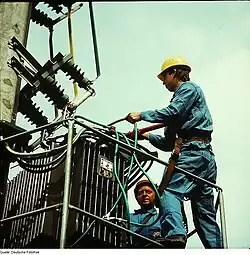 Electricistas con uniforme de trabajo