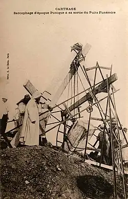 Representación en una postal de la exhumación de un sarcófago durante las excavaciones arqueológicas.