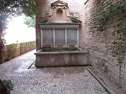 Fuente en el extremo oeste del jardín.