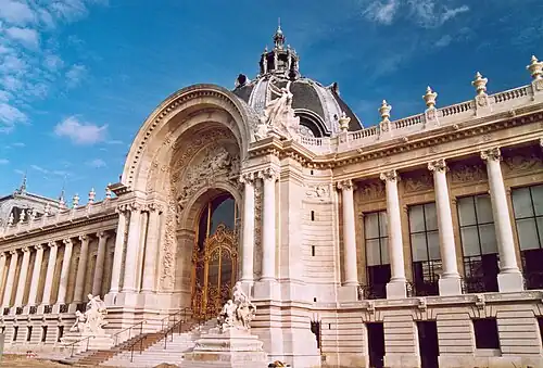 La entrada del Petit Palais y su columnata neoclásica.