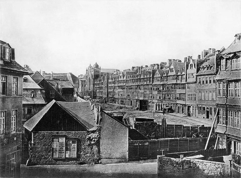 Zona sur de la Judengasse, 1868. Las casas del lado este (derecha) seguían en pie, pero las del lado oeste habían sido demolidas en gran parte. Fotografía de Carl Friedrich Mylius.