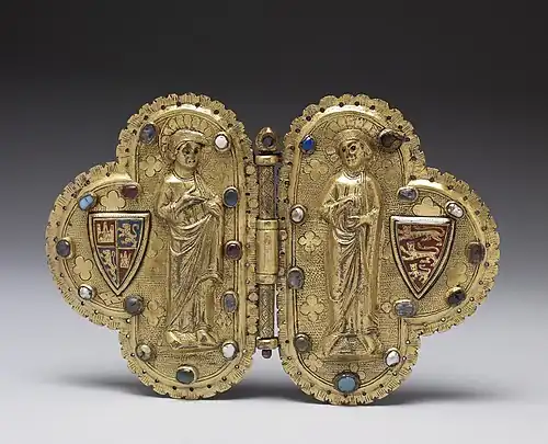 Apóstoles y heráldica en un formal medieval inglés: los escudos de Castilla y León a la izquierda e Inglaterra a la derecha sugieren que además de un pluvial de obispo, formó parte de una capa ceremonial usada bien por Leonor de Castilla o su marido el rey Eduardo I de Inglaterra.