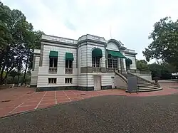 Frente de la Casa del Lago