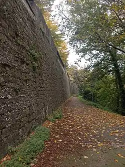 Camino bajo la muralla