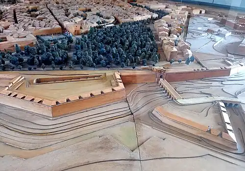 Baluarte y Portal de la Taconera, con su revellín y puente de acceso.[o]​