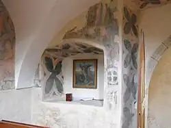 Motivos de cuatro hojas representados en la pintura del nicho izquierdo de la planta baja.