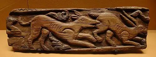 Talla en madera con perro y liebre, procedente de Egipto (siglo&nbsp;VIII o IX).