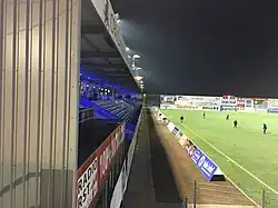 Tribuna en la noche