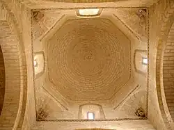 Crucero cubierto en el exterior por cimborrio