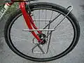 Complemento bajo[4]​ montado en una bicicleta de turismo para poner alforjas.