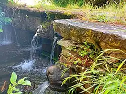 Fuente de Covatillas, estructura icónica que caracteriza a la aldea