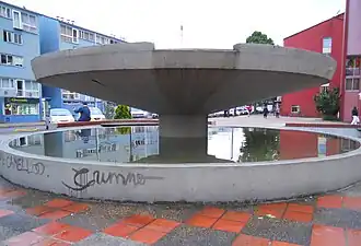 Fuente en la plaza de la primera etapa